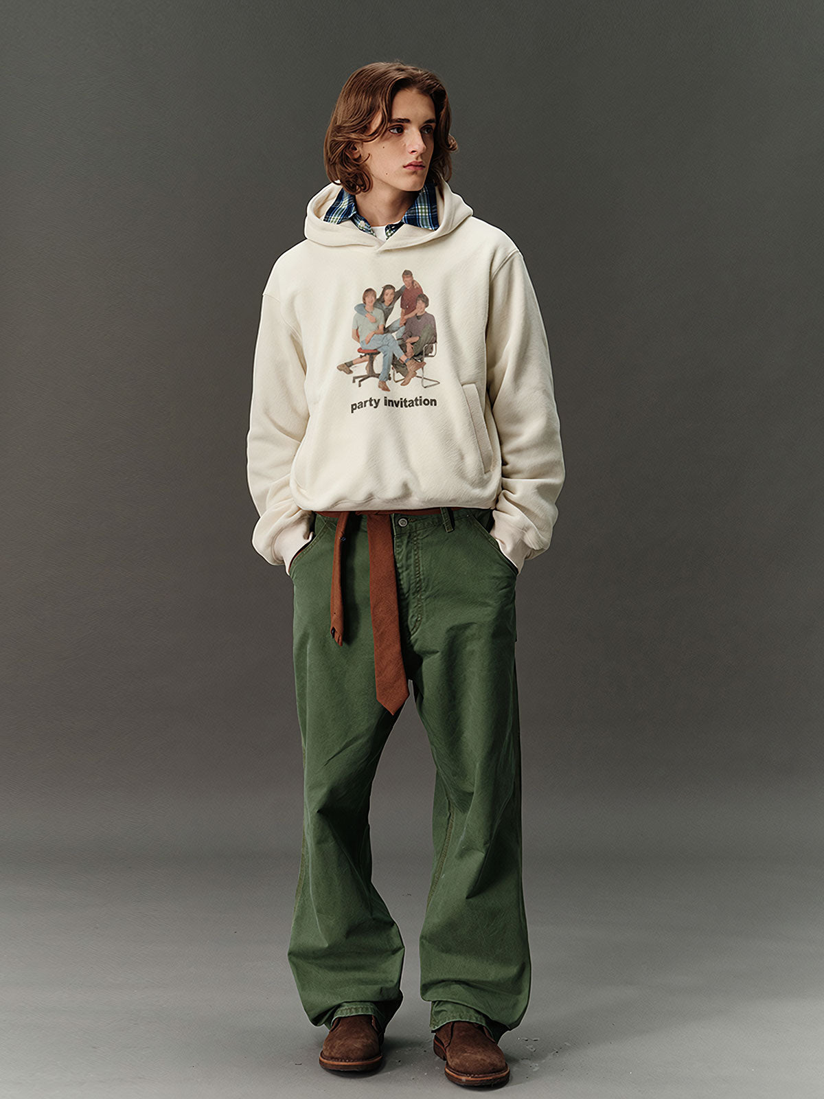 詳細画像: 胸元に施されたレトロなデジタルプリントのディテールと、高品質フリース素材の滑らかな質感のクローズアップ画像。快適な着心地が伝わる生地感をアピール。

モデル画像: フード付きスウェットを着用したモデルのコーディネート例。デニムやカジュアルパンツとの組み合わせで、アメカジレトロやストリートスタイルを演出した秋冬のスタイリングイメージ。