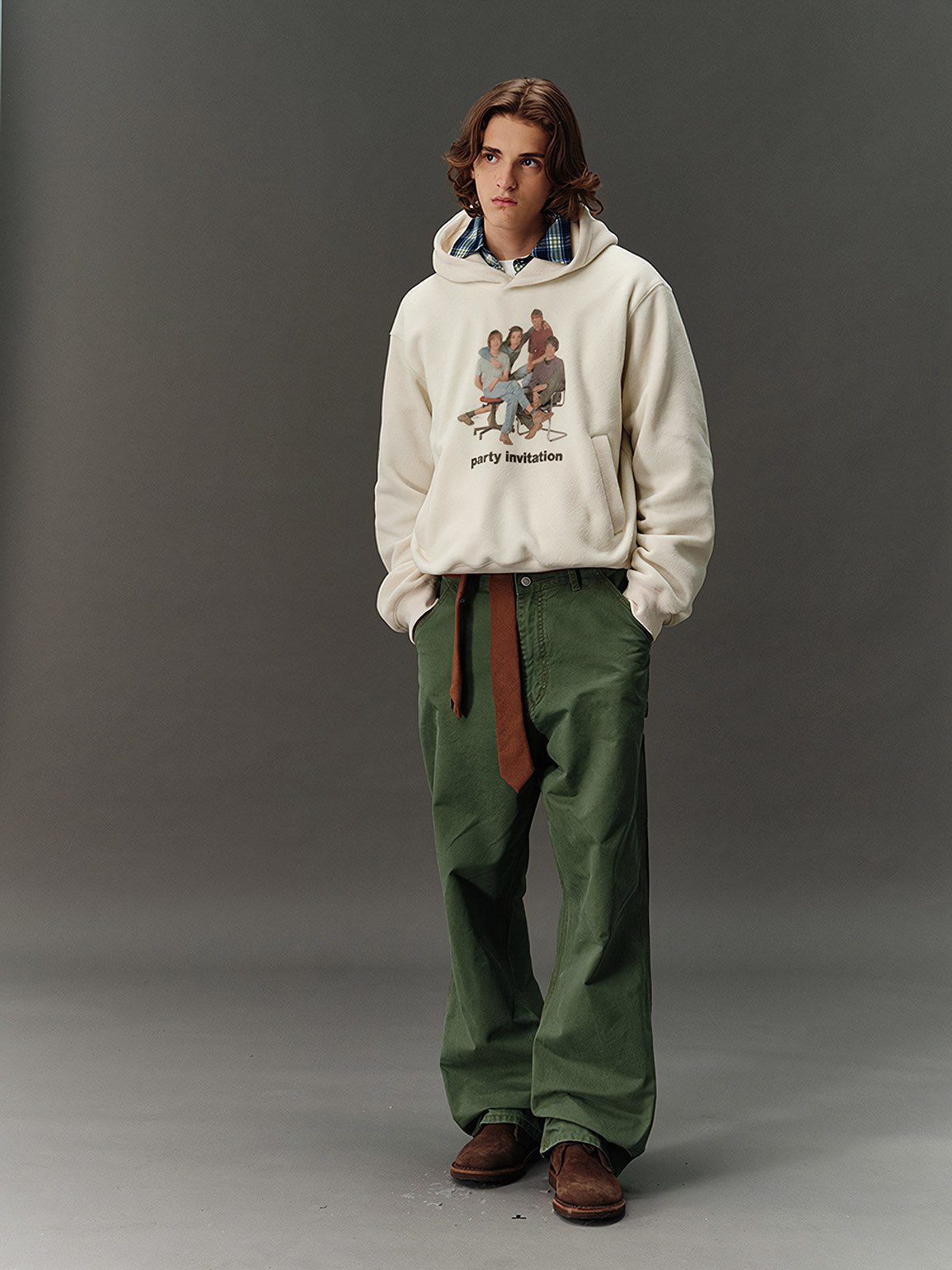 詳細画像: 胸元に施されたレトロなデジタルプリントのディテールと、高品質フリース素材の滑らかな質感のクローズアップ画像。快適な着心地が伝わる生地感をアピール。

モデル画像: フード付きスウェットを着用したモデルのコーディネート例。デニムやカジュアルパンツとの組み合わせで、アメカジレトロやストリートスタイルを演出した秋冬のスタイリングイメージ。