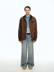 詳細画像: ヒゲ加工とウォッシュド加工のディテールクローズアップ、自然な色褪せ感とヴィンテージ感を強調

モデル画像: ウォッシュドデニムパンツとTシャツを組み合わせたヴィンテージカジュアルスタイル、リラックスしたシルエットで日常的なコーディネートに最適