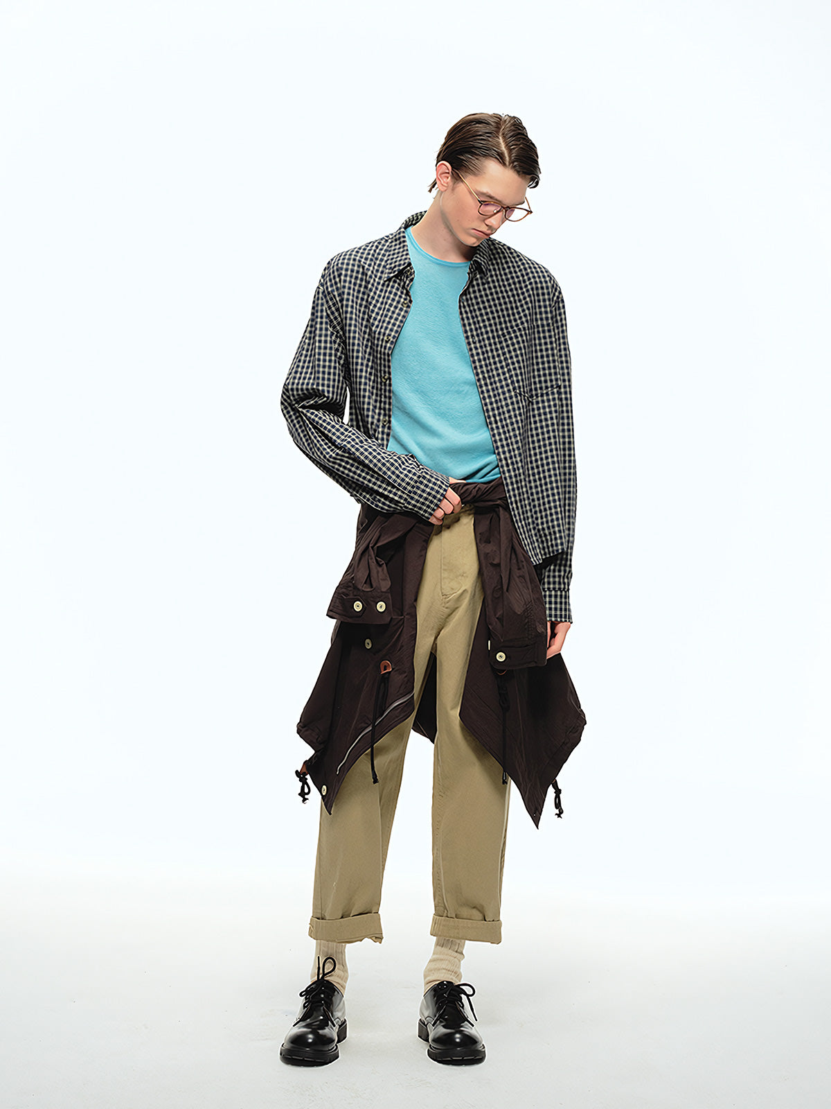 詳細画像: ウエストのプリーツディテールとサンドウォッシュ加工のクローズアップ、自然な色褪せ感と立体感を強調
モデル画像: モデルが九分テーパードカジュアルパンツを着用し、ヴィンテージファッションスタイルを演出、シンプルで洗練されたコーディネート