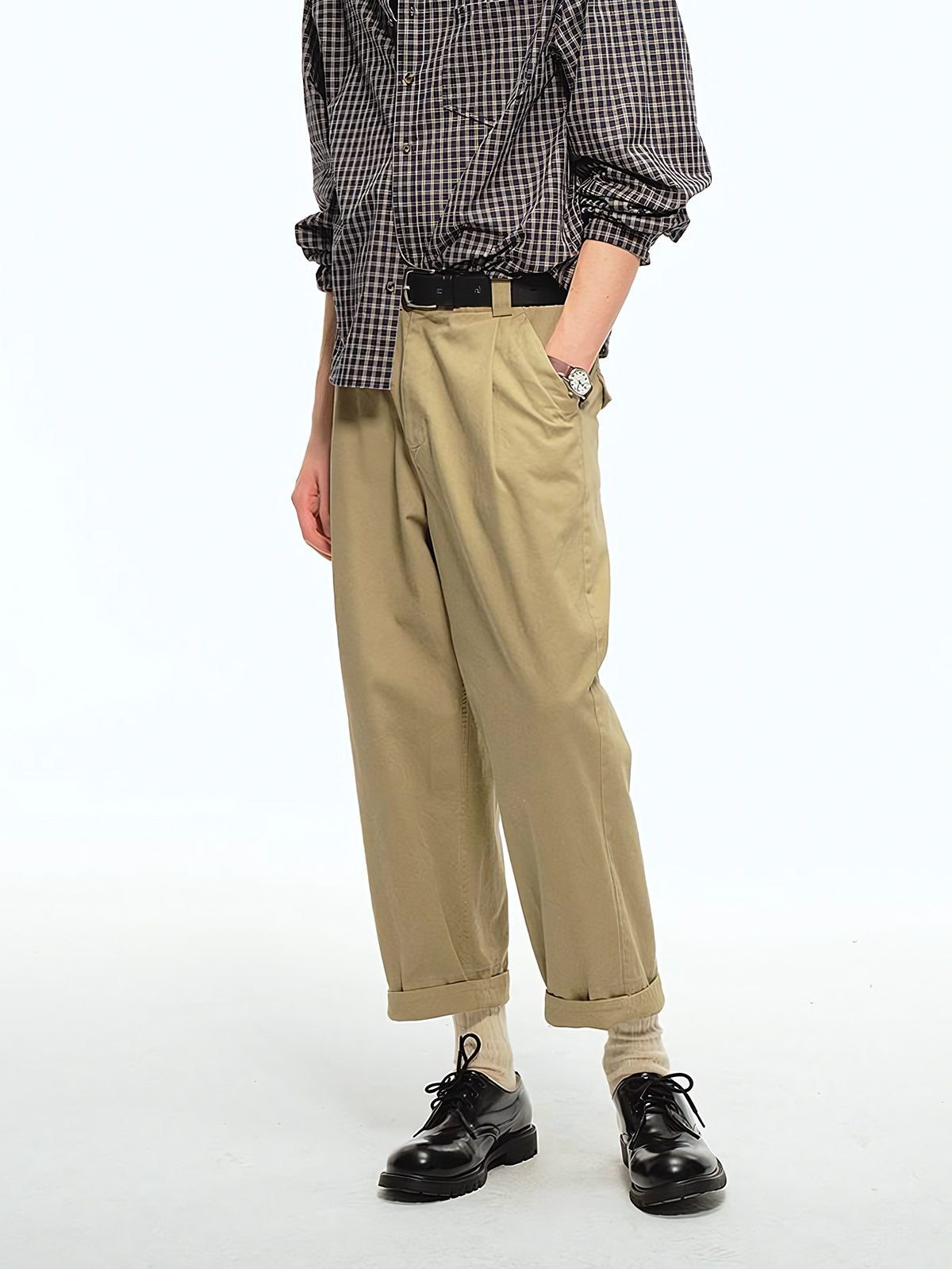 詳細画像: ウエストのプリーツディテールとサンドウォッシュ加工のクローズアップ、自然な色褪せ感と立体感を強調
モデル画像: モデルが九分テーパードカジュアルパンツを着用し、ヴィンテージファッションスタイルを演出、シンプルで洗練されたコーディネート