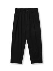 製品画像: サンドウォッシュ加工を施した九分テーパードカジュアルパンツ全体展示、ヴィンテージ風の質感とクラシックなストレートカット
詳細画像: ウエストのプリーツディテールとサンドウォッシュ加工のクローズアップ、自然な色褪せ感と立体感を強調