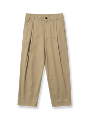 製品画像: サンドウォッシュ加工を施した九分テーパードカジュアルパンツ全体展示、ヴィンテージ風の質感とクラシックなストレートカット
詳細画像: ウエストのプリーツディテールとサンドウォッシュ加工のクローズアップ、自然な色褪せ感と立体感を強調