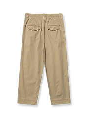 製品画像: サンドウォッシュ加工を施した九分テーパードカジュアルパンツ全体展示、ヴィンテージ風の質感とクラシックなストレートカット
詳細画像: ウエストのプリーツディテールとサンドウォッシュ加工のクローズアップ、自然な色褪せ感と立体感を強調