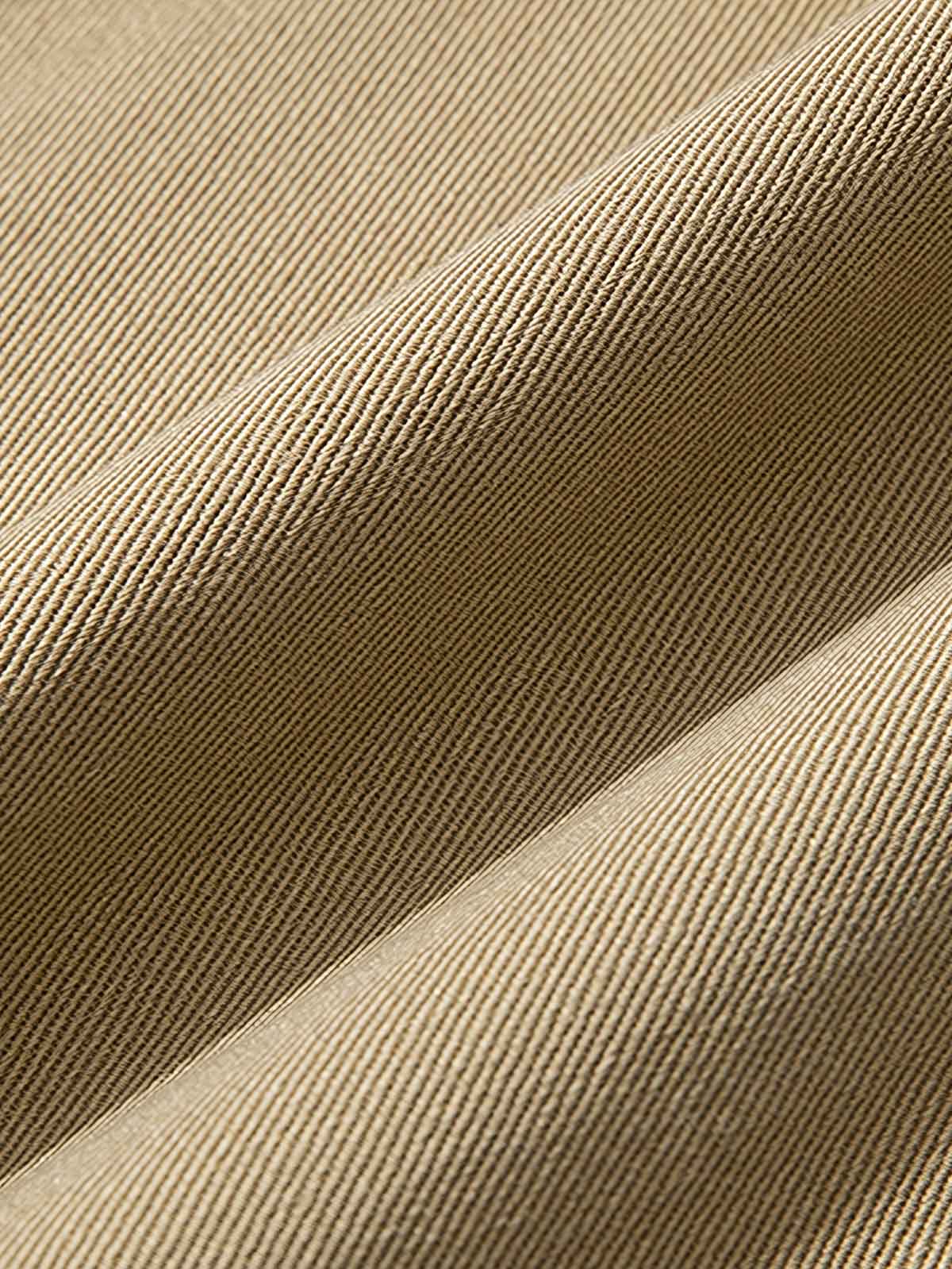 製品画像: サンドウォッシュ加工を施した九分テーパードカジュアルパンツ全体展示、ヴィンテージ風の質感とクラシックなストレートカット
詳細画像: ウエストのプリーツディテールとサンドウォッシュ加工のクローズアップ、自然な色褪せ感と立体感を強調