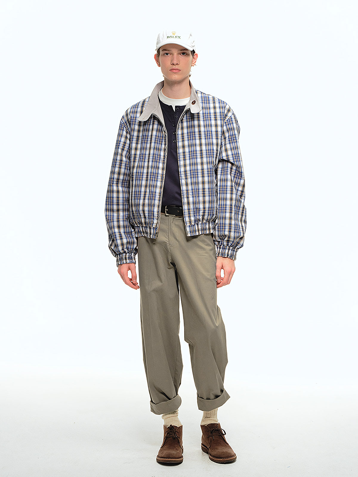 詳細画像: 前中プリーツデザインとハイウエストディテールのクローズアップ、優雅なドレープ感と流れるようなラインを強調
モデル画像: ワイドレッグスラックスをシンプルなシャツと合わせた通勤スタイル、ヴィンテージ感あふれるミニマルなコーディネート