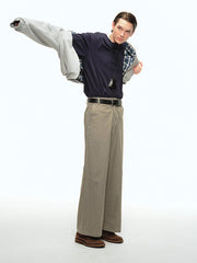 詳細画像: 前中プリーツデザインとハイウエストディテールのクローズアップ、優雅なドレープ感と流れるようなラインを強調
モデル画像: ワイドレッグスラックスをシンプルなシャツと合わせた通勤スタイル、ヴィンテージ感あふれるミニマルなコーディネート