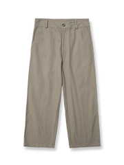 製品画像: クラシックな前中プリーツデザインとドレープ感のあるワイドレッグカットを特徴としたヴィンテージスタイルのスラックス全体展示、100%コットン素材使用
詳細画像: 前中プリーツデザインとハイウエストディテールのクローズアップ、優雅なドレープ感と流れるようなラインを強調