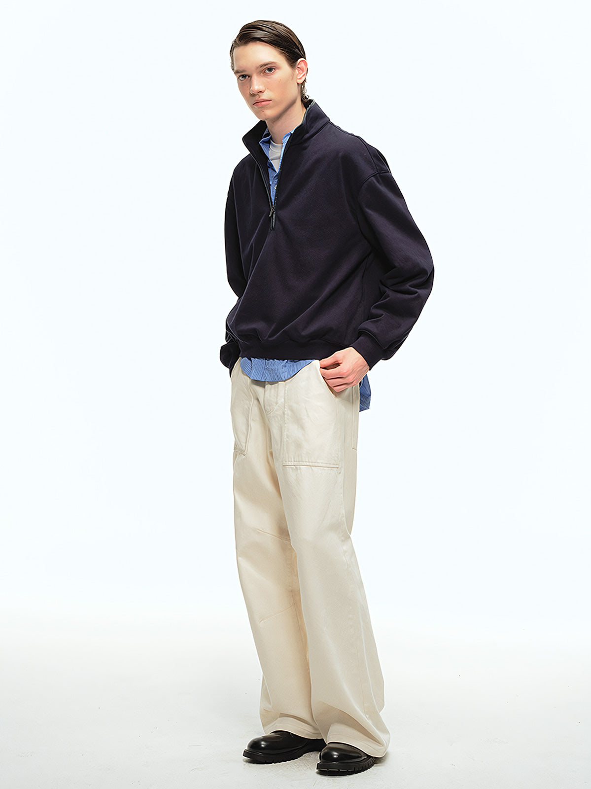 詳細画像: サンドウォッシュ加工とツータックデザインのディテール特写、立体感を強調したシルエット
モデル画像: サンドウォッシュ加工カジュアルパンツとシンプルなトップスを合わせたリラックススタイル、淡いあんず色が引き立つコーディネート