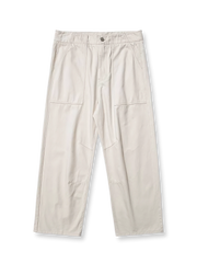 製品画像: サンドウォッシュ加工を施したヴィンテージ感あふれるツータックストレートカジュアルパンツ全体展示、柔らかな触感と自然な色合いが特徴
詳細画像: サンドウォッシュ加工とツータックデザインのディテール特写、立体感を強調したシルエット