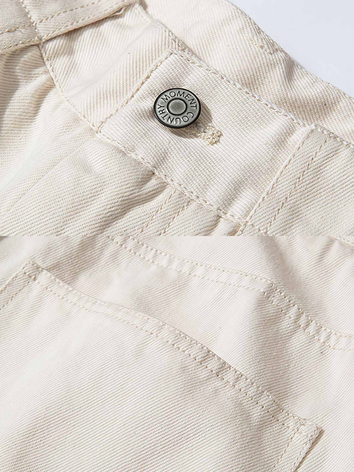 製品画像: サンドウォッシュ加工を施したヴィンテージ感あふれるツータックストレートカジュアルパンツ全体展示、柔らかな触感と自然な色合いが特徴
詳細画像: サンドウォッシュ加工とツータックデザインのディテール特写、立体感を強調したシルエット