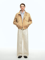 詳細画像: サンドウォッシュ加工とツータックデザインのディテール特写、立体感を強調したシルエット
モデル画像: サンドウォッシュ加工カジュアルパンツとシンプルなトップスを合わせたリラックススタイル、淡いあんず色が引き立つコーディネート