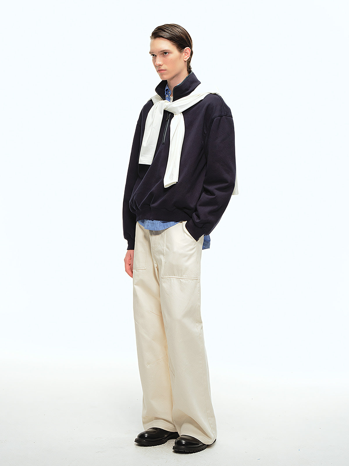 詳細画像: サンドウォッシュ加工とツータックデザインのディテール特写、立体感を強調したシルエット
モデル画像: サンドウォッシュ加工カジュアルパンツとシンプルなトップスを合わせたリラックススタイル、淡いあんず色が引き立つコーディネート