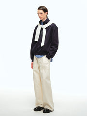 詳細画像: サンドウォッシュ加工とツータックデザインのディテール特写、立体感を強調したシルエット
モデル画像: サンドウォッシュ加工カジュアルパンツとシンプルなトップスを合わせたリラックススタイル、淡いあんず色が引き立つコーディネート