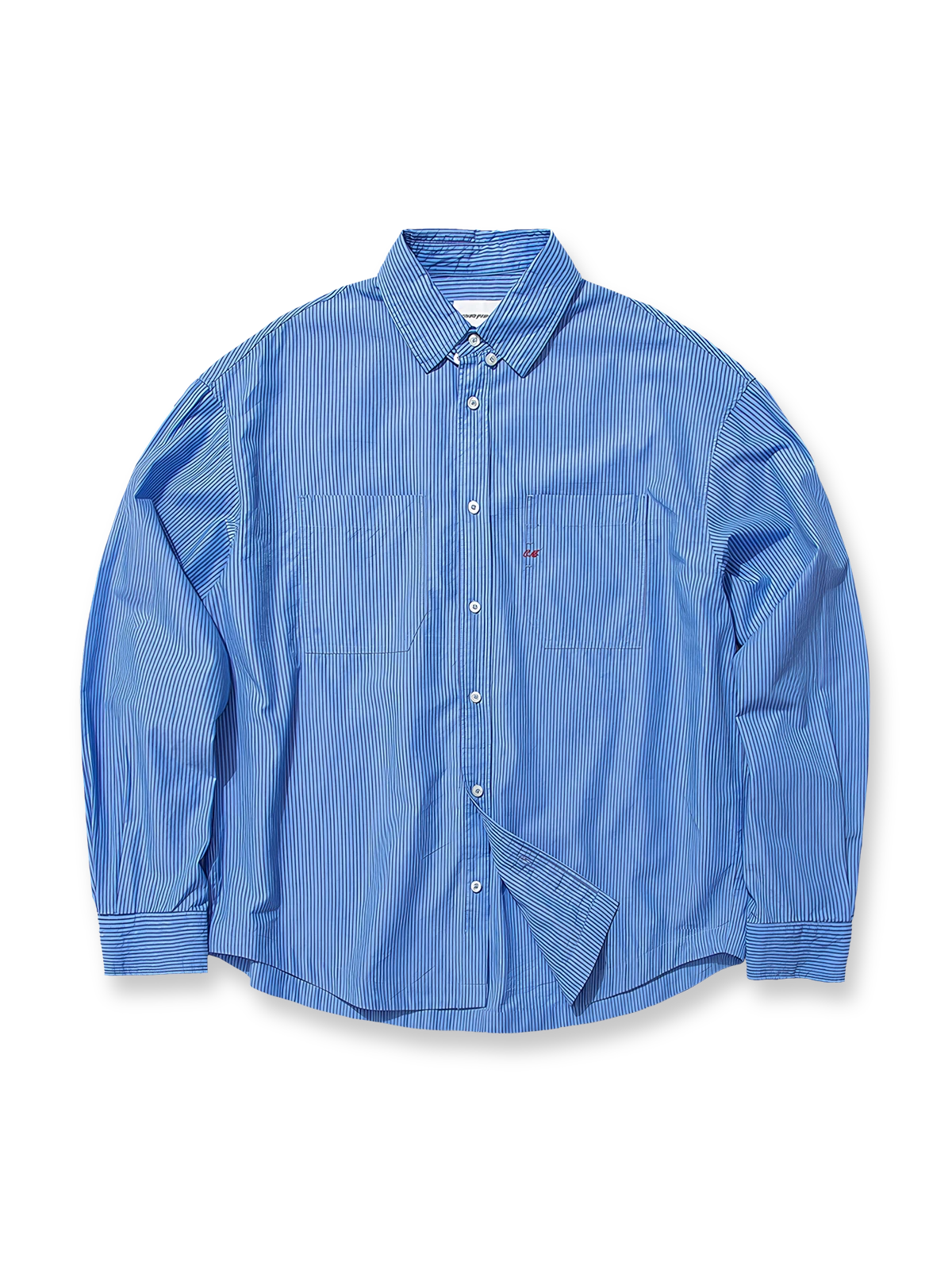 製品画像: ヴィンテージ風ストライプと刺繍デザインを特徴とする長袖シャツ全体展示、ウォッシュ加工を施した柔らかな質感とルーズフィットデザイン
詳細画像: ストライプパターンと胸部の精巧な刺繍ディテールのクローズアップ、ヴィンテージ風のテクスチャーが際立つ