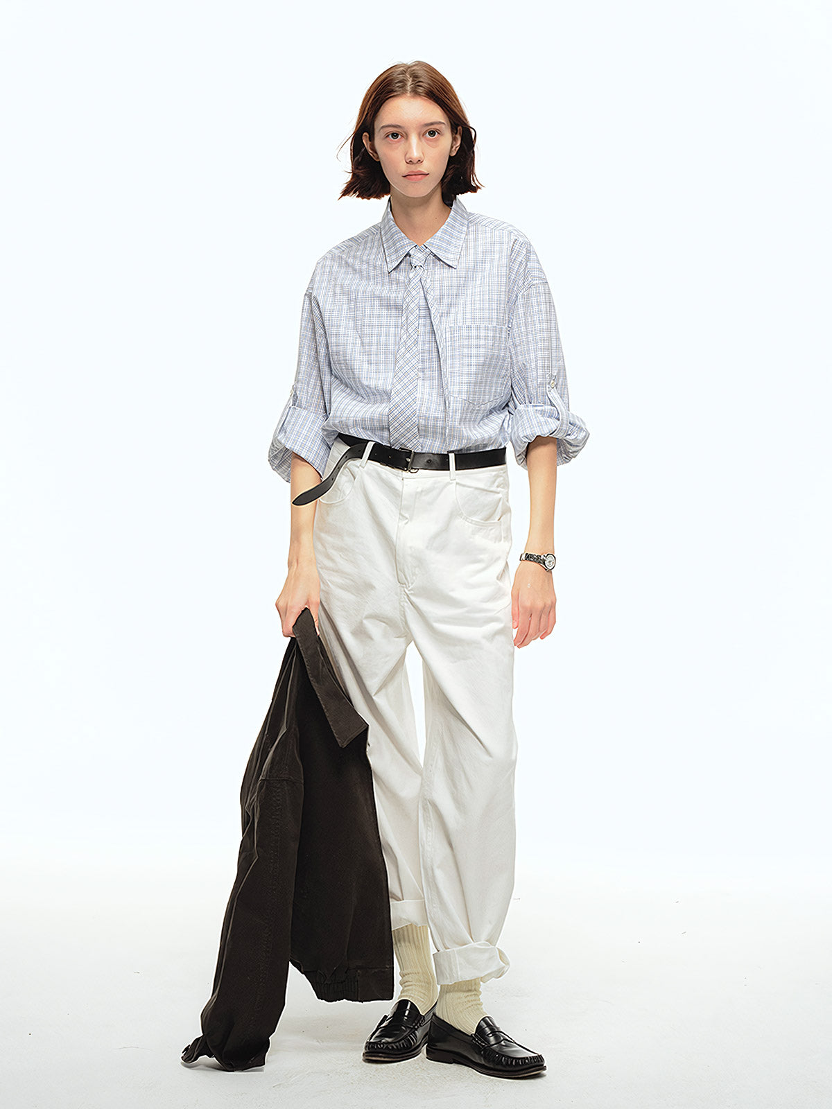 詳細画像: チェック柄の細部とネクタイデザインのクローズアップ、インテリ風のディテールが強調された部分
モデル画像: モデルがインテリ風チェック柄シャツをカジュアルパンツと合わせた文芸的ヴィンテージスタイル、シンプルで洗練されたコーディネート