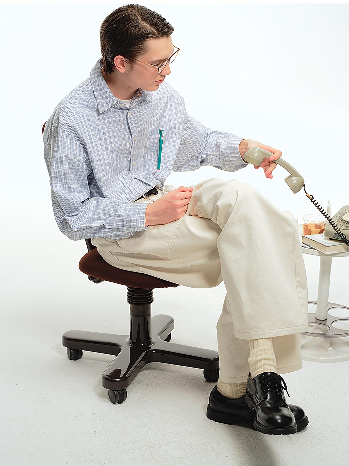 詳細画像: チェック柄の細部とネクタイデザインのクローズアップ、インテリ風のディテールが強調された部分
モデル画像: モデルがインテリ風チェック柄シャツをカジュアルパンツと合わせた文芸的ヴィンテージスタイル、シンプルで洗練されたコーディネート