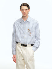 詳細画像: チェック柄の細部とネクタイデザインのクローズアップ、インテリ風のディテールが強調された部分
モデル画像: モデルがインテリ風チェック柄シャツをカジュアルパンツと合わせた文芸的ヴィンテージスタイル、シンプルで洗練されたコーディネート