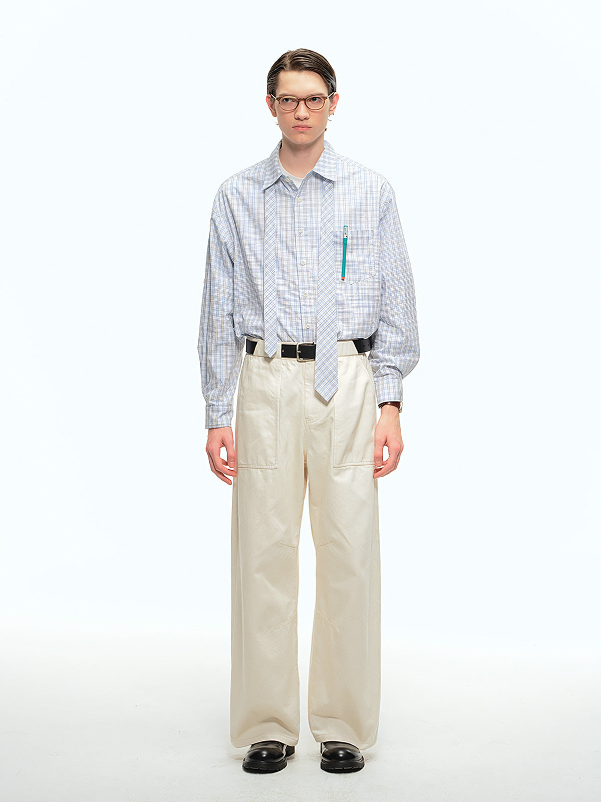 詳細画像: チェック柄の細部とネクタイデザインのクローズアップ、インテリ風のディテールが強調された部分
モデル画像: モデルがインテリ風チェック柄シャツをカジュアルパンツと合わせた文芸的ヴィンテージスタイル、シンプルで洗練されたコーディネート