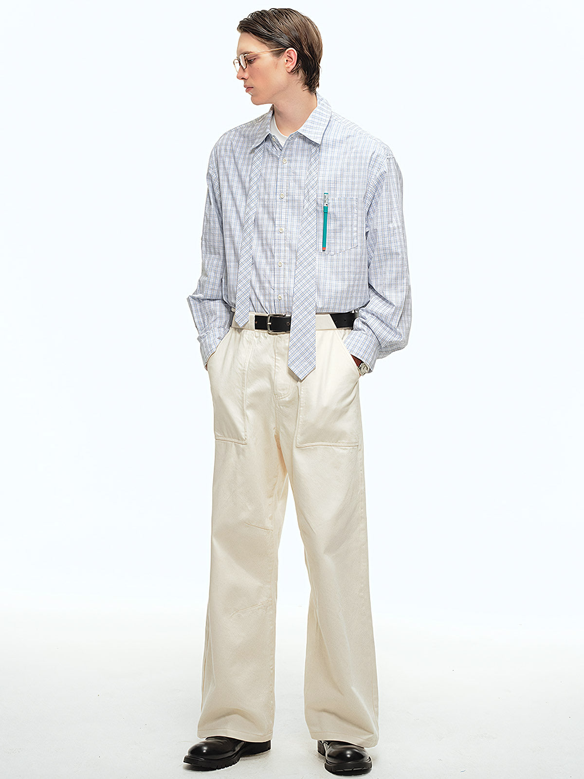 詳細画像: チェック柄の細部とネクタイデザインのクローズアップ、インテリ風のディテールが強調された部分
モデル画像: モデルがインテリ風チェック柄シャツをカジュアルパンツと合わせた文芸的ヴィンテージスタイル、シンプルで洗練されたコーディネート
