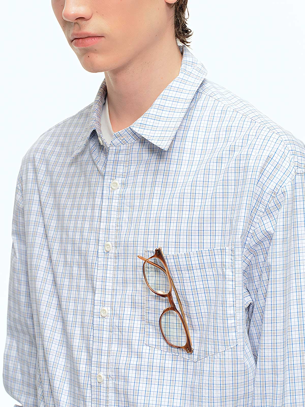 詳細画像: チェック柄の細部とネクタイデザインのクローズアップ、インテリ風のディテールが強調された部分
モデル画像: モデルがインテリ風チェック柄シャツをカジュアルパンツと合わせた文芸的ヴィンテージスタイル、シンプルで洗練されたコーディネート