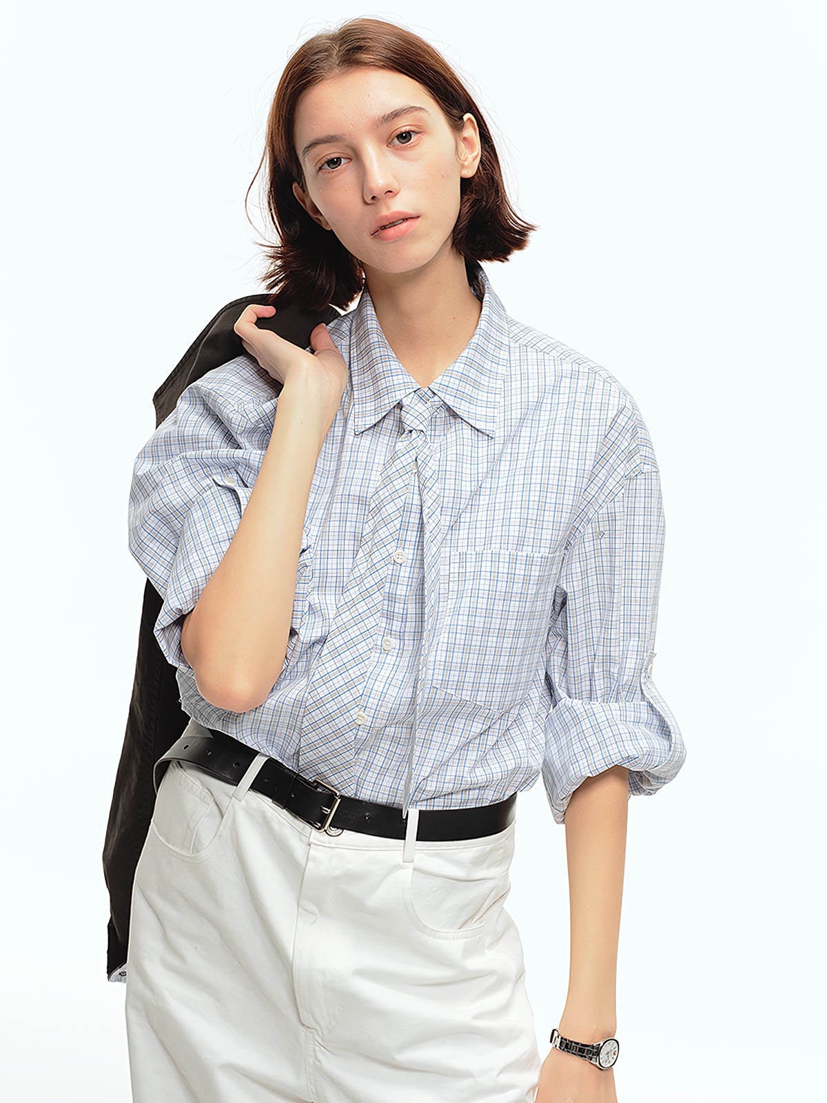 詳細画像: チェック柄の細部とネクタイデザインのクローズアップ、インテリ風のディテールが強調された部分
モデル画像: モデルがインテリ風チェック柄シャツをカジュアルパンツと合わせた文芸的ヴィンテージスタイル、シンプルで洗練されたコーディネート