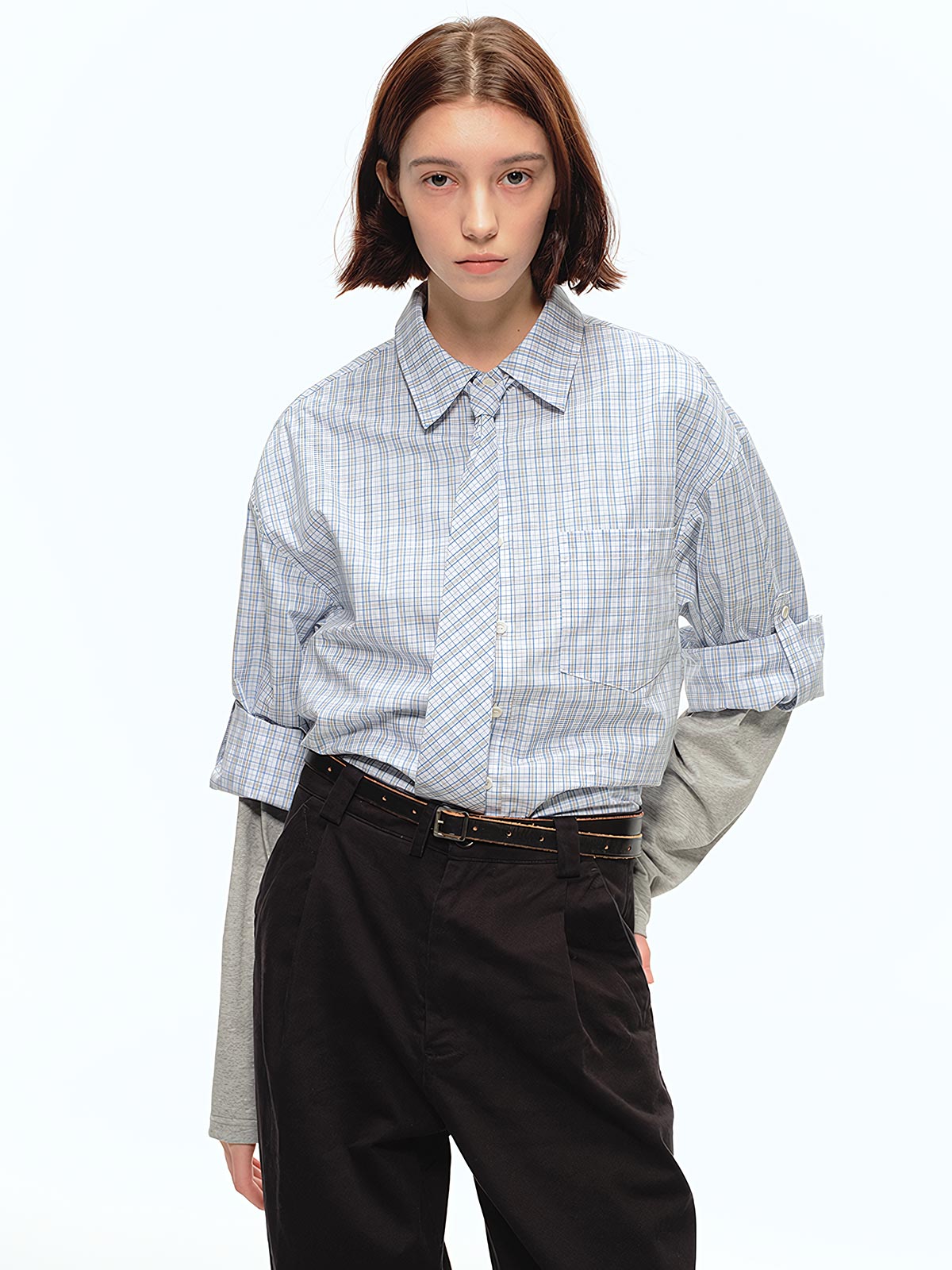 詳細画像: チェック柄の細部とネクタイデザインのクローズアップ、インテリ風のディテールが強調された部分
モデル画像: モデルがインテリ風チェック柄シャツをカジュアルパンツと合わせた文芸的ヴィンテージスタイル、シンプルで洗練されたコーディネート