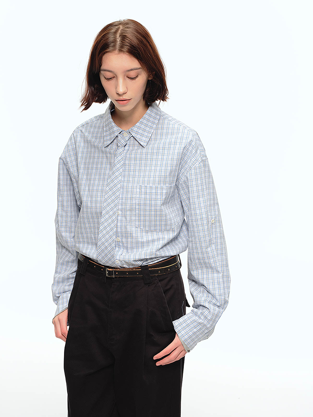 詳細画像: チェック柄の細部とネクタイデザインのクローズアップ、インテリ風のディテールが強調された部分
モデル画像: モデルがインテリ風チェック柄シャツをカジュアルパンツと合わせた文芸的ヴィンテージスタイル、シンプルで洗練されたコーディネート