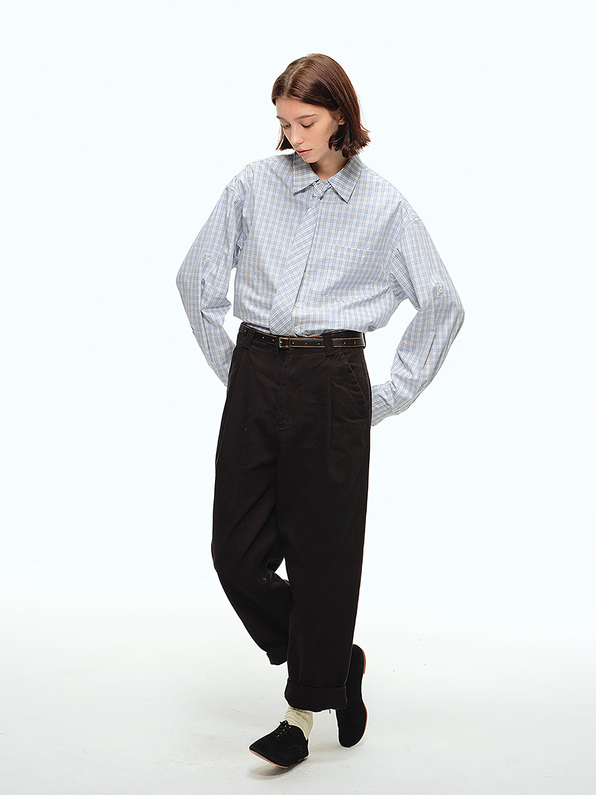 詳細画像: チェック柄の細部とネクタイデザインのクローズアップ、インテリ風のディテールが強調された部分
モデル画像: モデルがインテリ風チェック柄シャツをカジュアルパンツと合わせた文芸的ヴィンテージスタイル、シンプルで洗練されたコーディネート
