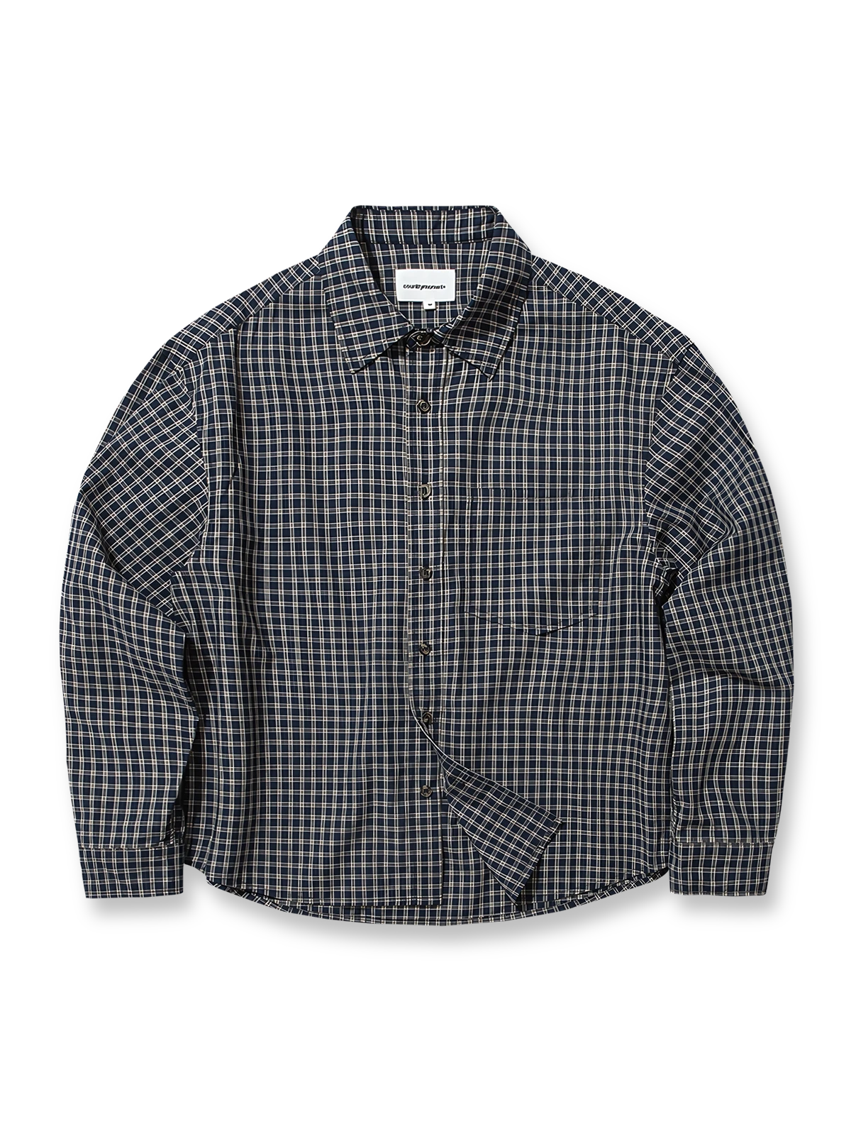 製品画像: クラシックなチェック柄デザインとショート丈シルエットが特徴の長袖シャツ全体展示、100%コットン素材使用、シンプルでモダンなスタイル

詳細画像: チェック柄と胸部ポケットのユニークなディテール特写、柔らかな肌触りと通気性を強調したコットン素材