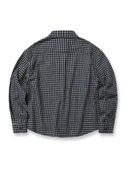 製品画像: クラシックなチェック柄デザインとショート丈シルエットが特徴の長袖シャツ全体展示、100%コットン素材使用、シンプルでモダンなスタイル

詳細画像: チェック柄と胸部ポケットのユニークなディテール特写、柔らかな肌触りと通気性を強調したコットン素材