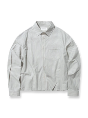 製品画像: クラシックなブルーの細ストライプデザインを採用した100%コットン製の長袖シャツ全体展示、シンプルで万能なレトロなスタイル
詳細画像: ブルーの細ストライプと胸元のポケットディテール特写、ヴィンテージカットが強調された部分