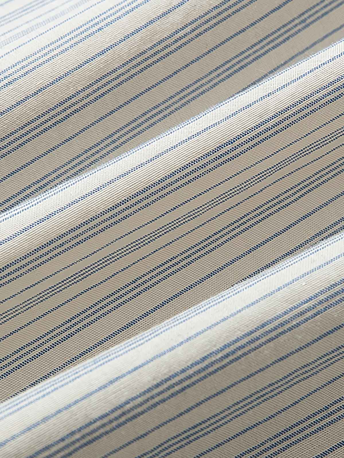 製品画像: クラシックなブルーの細ストライプデザインを採用した100%コットン製の長袖シャツ全体展示、シンプルで万能なレトロなスタイル
詳細画像: ブルーの細ストライプと胸元のポケットディテール特写、ヴィンテージカットが強調された部分