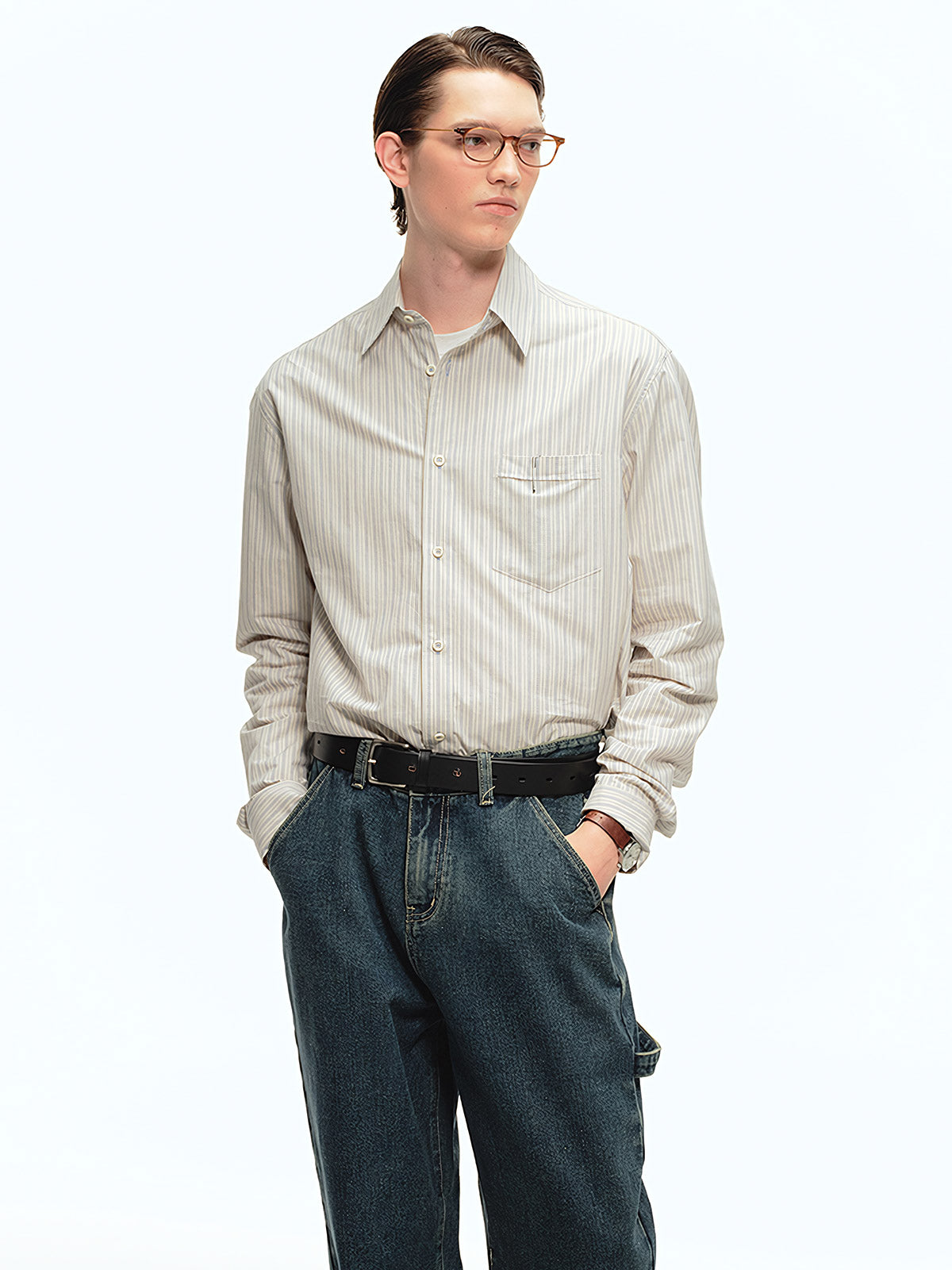 詳細画像: ブルーの細ストライプと胸元のポケットディテール特写、ヴィンテージカットが強調された部分
モデル画像: モデルが100%コットンストライプシャツを着用し、シンプルでヴィンテージ感のあるカジュアルスタイルを披露