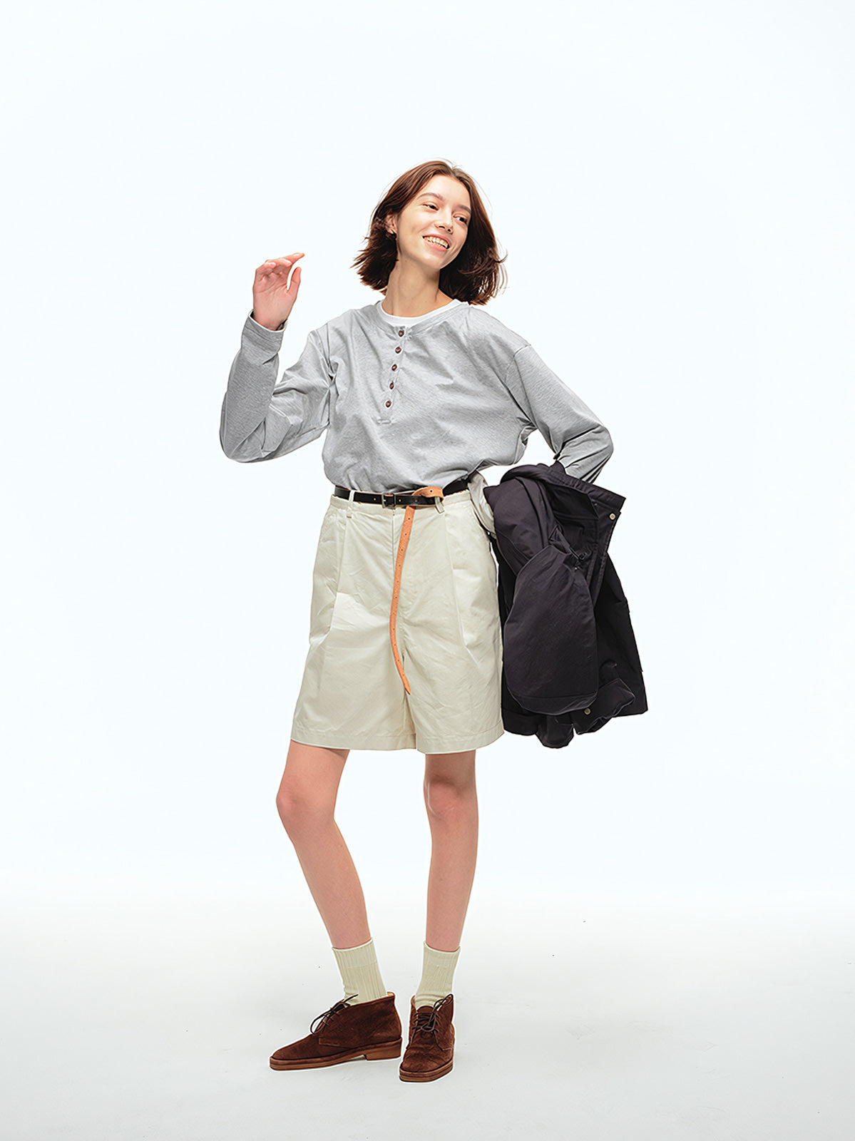 詳細画像: ヘンリーネックのボタンディテールとヘビーコットン生地のクローズアップ、質感と耐久性を強調した部分
モデル画像: モデルがヘンリーネック長袖Tシャツを着用し、アメリカンカジュアルスタイルを演出、シンプルでリラックスしたコーディネート