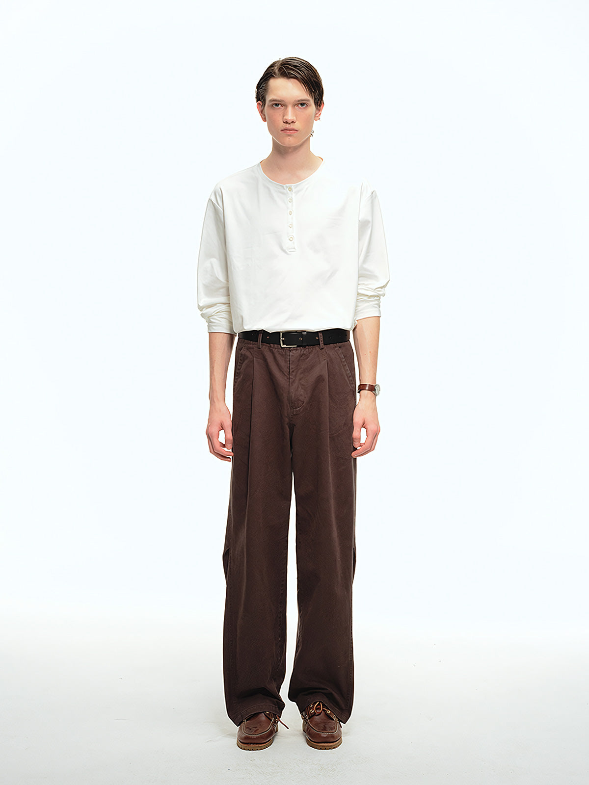 詳細画像: ヘンリーネックのボタンディテールとヘビーコットン生地のクローズアップ、質感と耐久性を強調した部分
モデル画像: モデルがヘンリーネック長袖Tシャツを着用し、アメリカンカジュアルスタイルを演出、シンプルでリラックスしたコーディネート