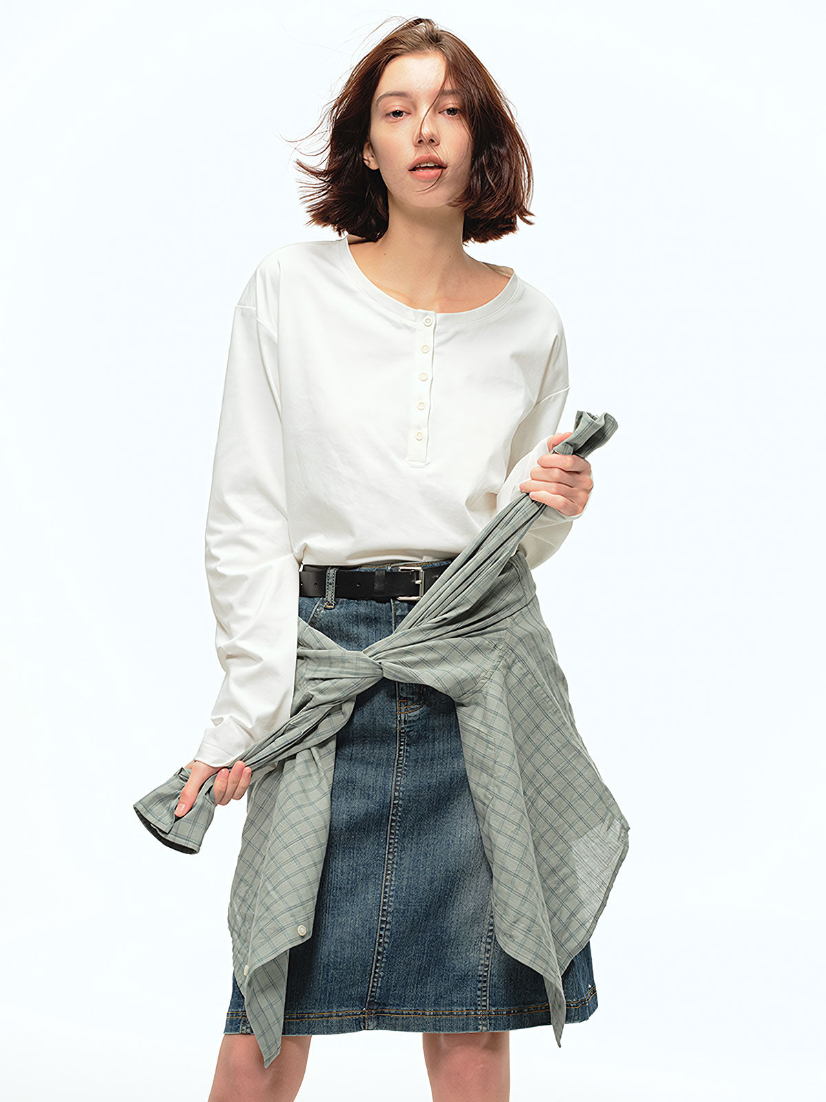 詳細画像: ヘンリーネックのボタンディテールとヘビーコットン生地のクローズアップ、質感と耐久性を強調した部分
モデル画像: モデルがヘンリーネック長袖Tシャツを着用し、アメリカンカジュアルスタイルを演出、シンプルでリラックスしたコーディネート