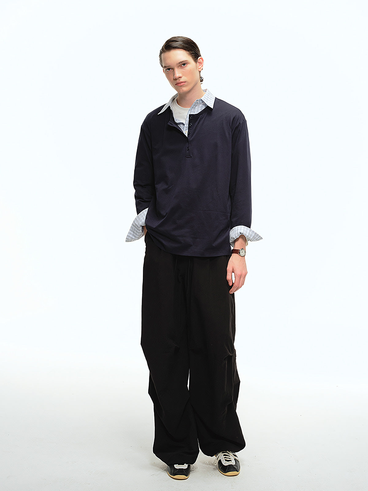 詳細画像: ヘンリーネックのボタンディテールとヘビーコットン生地のクローズアップ、質感と耐久性を強調した部分
モデル画像: モデルがヘンリーネック長袖Tシャツを着用し、アメリカンカジュアルスタイルを演出、シンプルでリラックスしたコーディネート