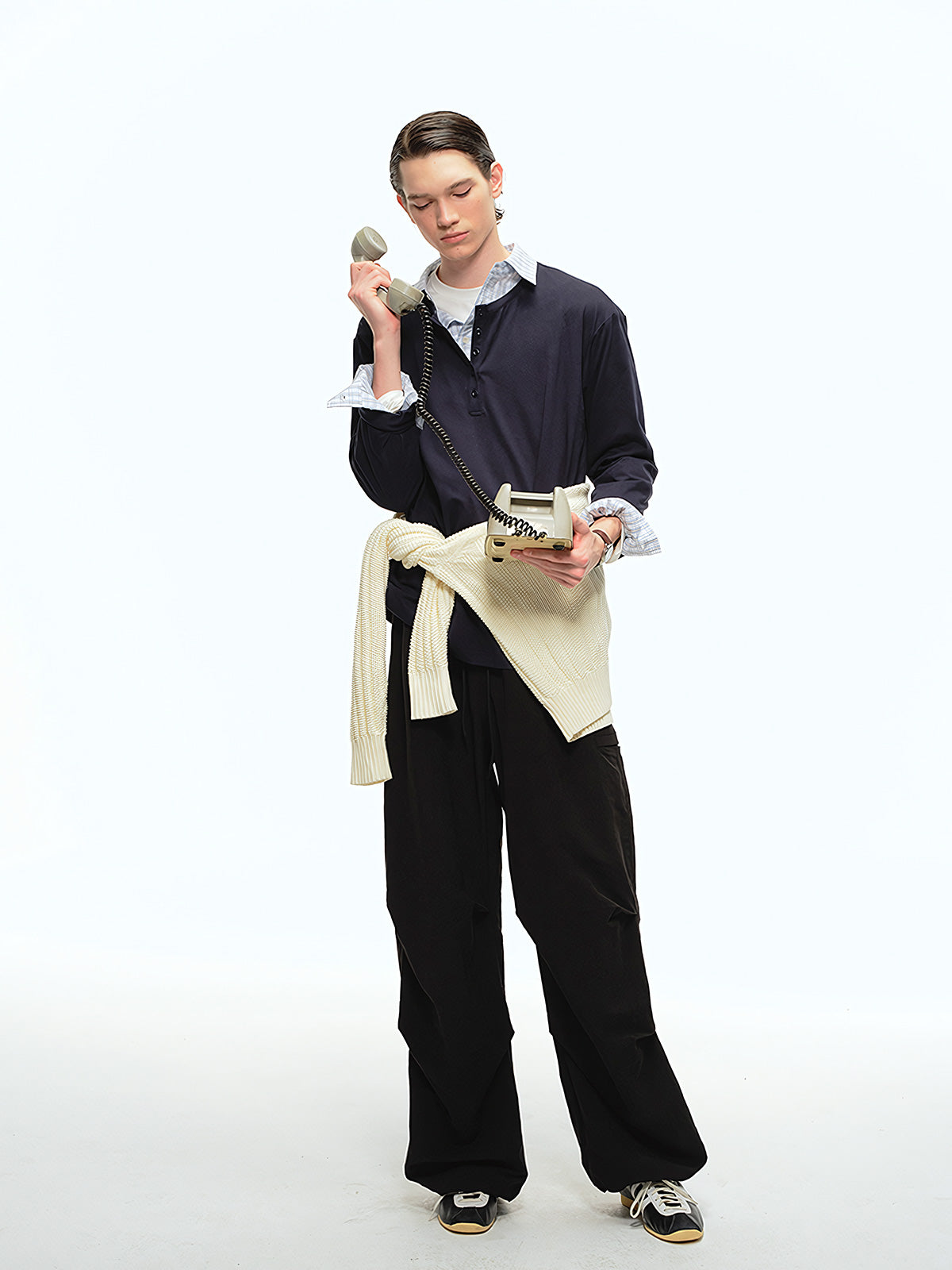 詳細画像: ヘンリーネックのボタンディテールとヘビーコットン生地のクローズアップ、質感と耐久性を強調した部分
モデル画像: モデルがヘンリーネック長袖Tシャツを着用し、アメリカンカジュアルスタイルを演出、シンプルでリラックスしたコーディネート