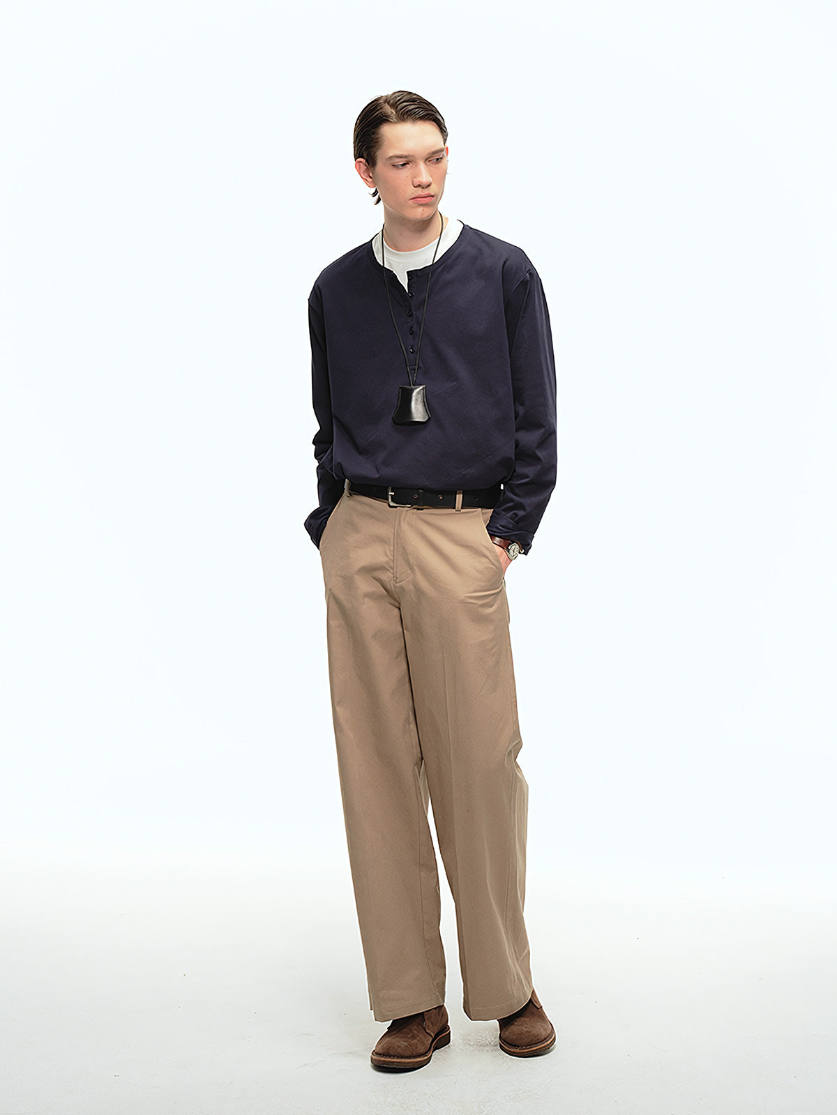 詳細画像: ヘンリーネックのボタンディテールとヘビーコットン生地のクローズアップ、質感と耐久性を強調した部分
モデル画像: モデルがヘンリーネック長袖Tシャツを着用し、アメリカンカジュアルスタイルを演出、シンプルでリラックスしたコーディネート