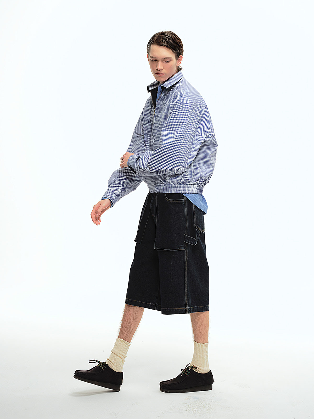 詳細画像: 袖口のバイカラー折り返しデザインとリバーシブルデザインのディテール、ヴィンテージチェック柄と単色面が交互に見える部分のクローズアップ
モデル画像: モデルがリバーシブルハリントンジャケットを使ったヴィンテージ感とモダンなコーディネート、カジュアルなスタイルを披露