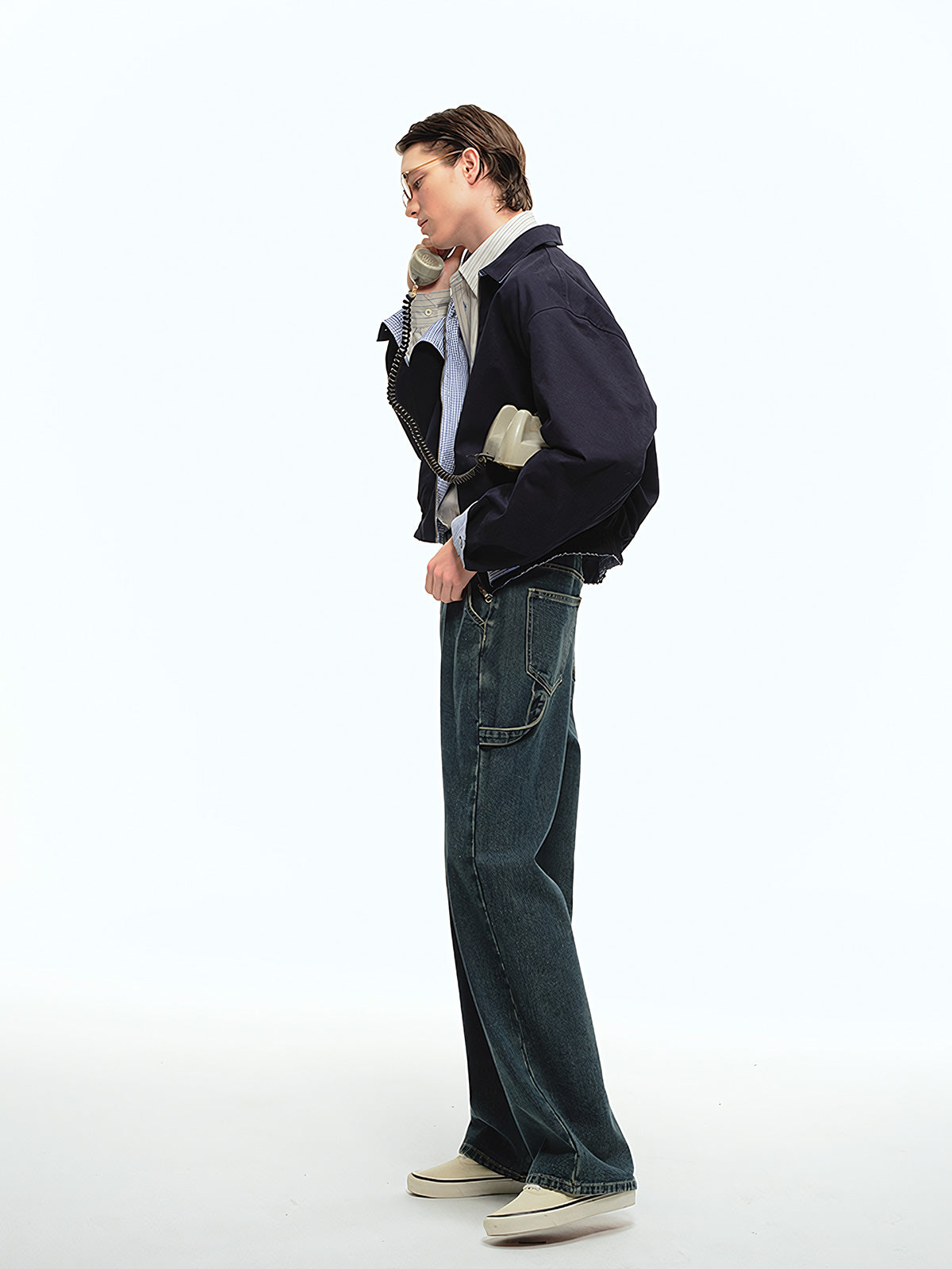 詳細画像: 袖口のバイカラー折り返しデザインとリバーシブルデザインのディテール、ヴィンテージチェック柄と単色面が交互に見える部分のクローズアップ
モデル画像: モデルがリバーシブルハリントンジャケットを使ったヴィンテージ感とモダンなコーディネート、カジュアルなスタイルを披露