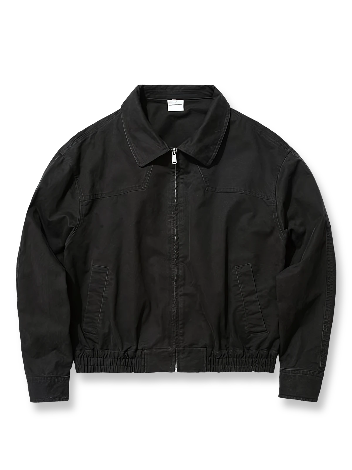 製品画像: ウォッシュド ハリントンジャケットの全体展示。クラシックな襟デザインとアメカジスタイルを融合させたヴィンテージ感あふれるジャケット。快適さと実用性を兼ね備えたデイリーファッションアイテム。

詳細画像: 襟とウォッシュ加工のディテール特写。ウォッシュド加工が施された生地が、ヴィンテージ感と深みを加え、クラシックな襟デザインと調和しています。