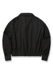 製品画像: ウォッシュド ハリントンジャケットの全体展示。クラシックな襟デザインとアメカジスタイルを融合させたヴィンテージ感あふれるジャケット。快適さと実用性を兼ね備えたデイリーファッションアイテム。

詳細画像: 襟とウォッシュ加工のディテール特写。ウォッシュド加工が施された生地が、ヴィンテージ感と深みを加え、クラシックな襟デザインと調和しています。