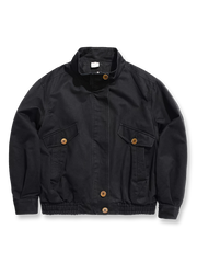 製品画像: ドレーピング（立体裁断）技法を活かしたスタンドカラーのワークジャケット全体展示、サンドウォッシュ加工とコーマコットン素材を使用したヴィンテージ感のあるデザイン

詳細画像: ドレーピングカットによる立体感、スタンドカラーのディテール、大容量ポケットのクローズアップ