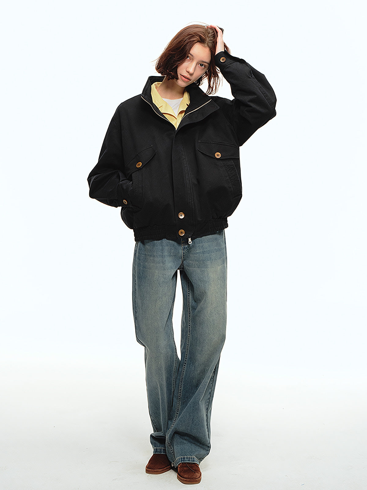 詳細画像: ドレーピングカットによる立体感、スタンドカラーのディテール、大容量ポケットのクローズアップ

モデル画像: ドレーピングスタンドカラーのワークジャケットをカジュアルパンツと合わせたスタイリッシュなコーディネート、アウトドアや日常の着用に最適なスタイル