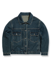 製品画像: クラシックなウォッシュド加工と立体プリーツデザインを融合させたレトロショートデニムジャケット全体展示、アメリカンヴィンテージスタイルのディテールが際立つ
詳細画像: 胸部ポケットと立体プリーツデザインのディテール特写、ウォッシュド加工による自然なエイジング感と層次感を強調