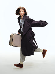 詳細画像: オープンカラーとラグランスリーブのデザインディテール、サンドウォッシュ加工のヴィンテージ感が強調された部分のクローズアップ
モデル画像: モデルがオープンカラーラグランスリーブトレンチコートをデニムパンツとカジュアルシューズで組み合わせたエレガントなヴィンテージスタイル、シンプルで洗練されたコーディネート