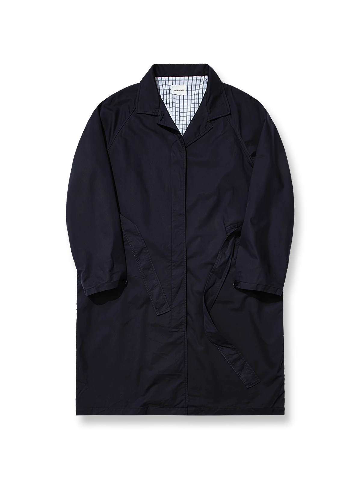 製品画像: オープンカラーとラグランスリーブデザインが特徴のヴィンテージスタイルミドル丈トレンチコート全体展示、テンセルとコットンの混紡素材でサンドウォッシュ加工を施した柔らかな質感
詳細画像: オープンカラーとラグランスリーブのデザインディテール、サンドウォッシュ加工のヴィンテージ感が強調された部分のクローズアップ