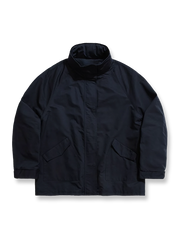 製品画像: 収納可能なフードデザインとシンプルなオーバーシルエットが特徴のヴィンテージ風マウンテンパーカー全体展示、コットンポリエステル混紡素材で耐久性と柔らかさを兼ね備えたデザイン
詳細画像: 収納可能なフードと斜めポケットディテール、裾と袖口のデザイン特写、風を防ぎ暖かさを保持する機能的なディテール